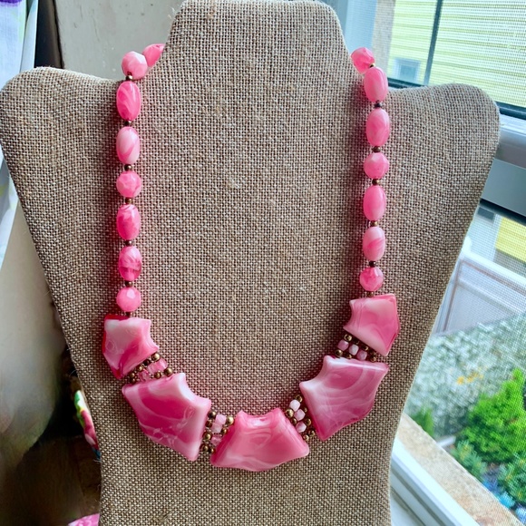 💖 Mid-Century Bubble Gum Pink Swirl Lucite Necklace - Pink 60s Lucite Necklace - Picture 2 of 9